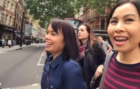 O turista a inregistrat momentul cand este buzunarita de trei femei