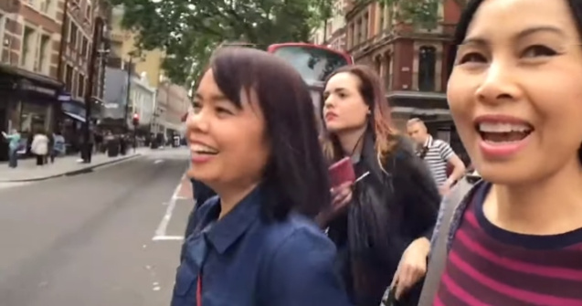 O turista a inregistrat momentul cand este buzunarita de trei femei