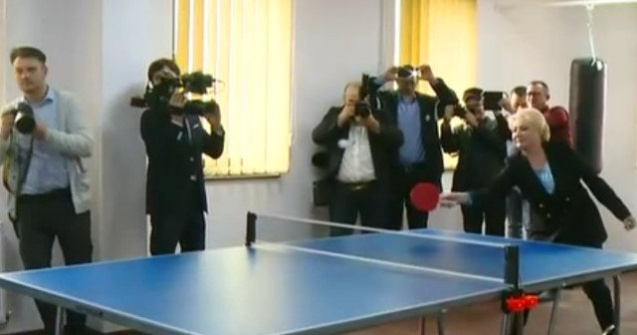 Viorica Dancila la Sulina. S-a plimbat desculta pe plaja si a jucat ping-pong cu Teodorovici/ VIDEO