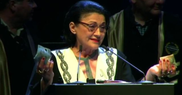 Lectie pentru absolventii de la Politehnica Bucuresti: Ecaterina Andronescu a mototolit doua bancnote si le-a calcat in picioare/ VIDEO