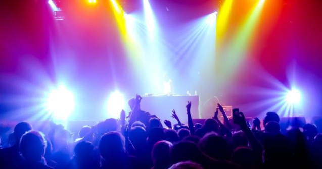 Manea a lui Adrian Minune si melodia "Noi suntem romani", pe scena Festivalului Neversea/ VIDEO