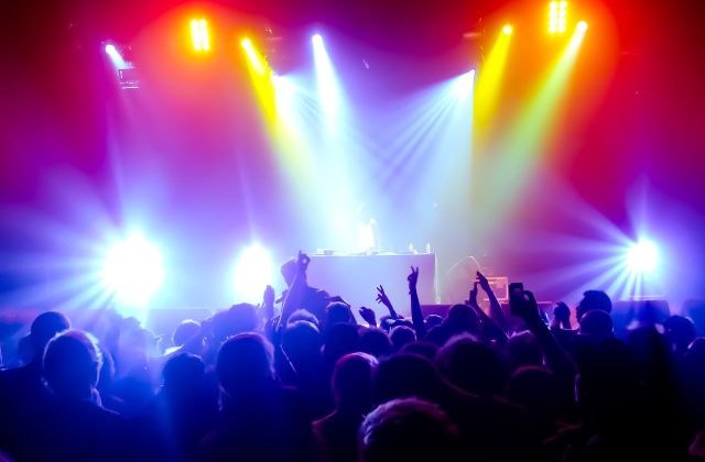 Manea a lui Adrian Minune si melodia "Noi suntem romani", pe scena Festivalului Neversea/ VIDEO