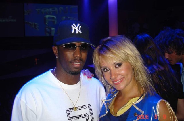 Oana iti face cunostinta cu Paris Hilton, Enrique Iglesias, Armin Van Buuren, DJ Tiesto  sau Puff Daddy in Ibiza