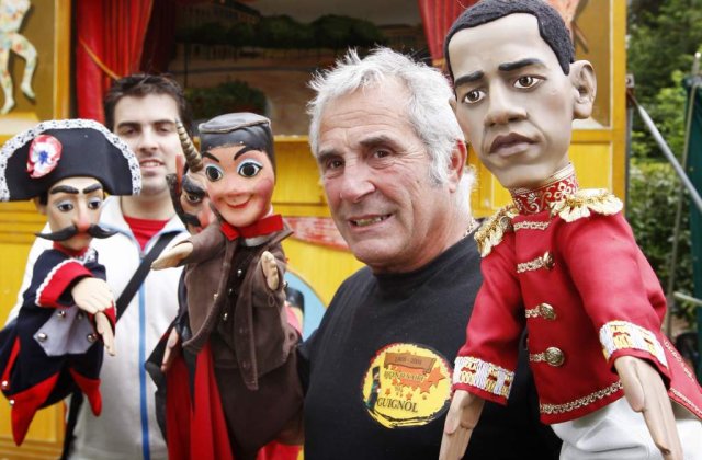 Obama joaca la teatrul de papusi francez