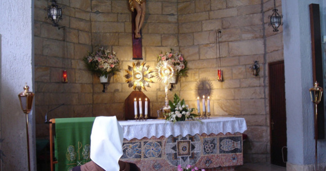 O falsa calugarita in varsta de 19 ani a inselat mai multi bistriteni cu aproape 100.000 lei