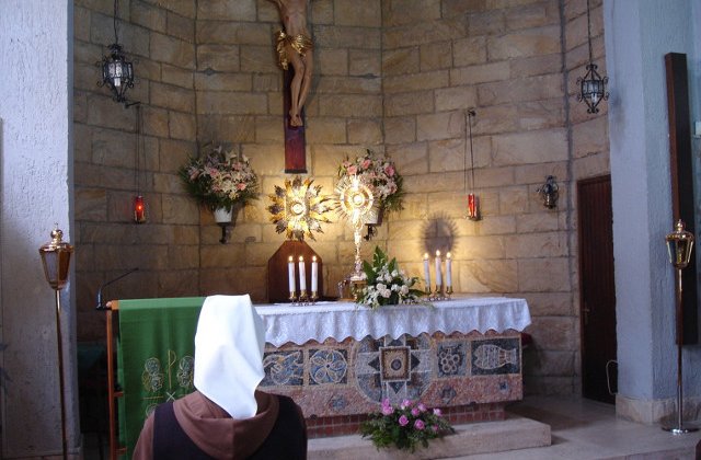 O falsa calugarita in varsta de 19 ani a inselat mai multi bistriteni cu aproape 100.000 lei