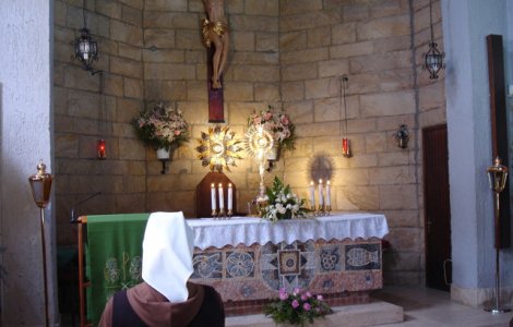 O falsa calugarita in varsta de 19 ani a inselat mai multi bistriteni cu aproape 100.000 lei