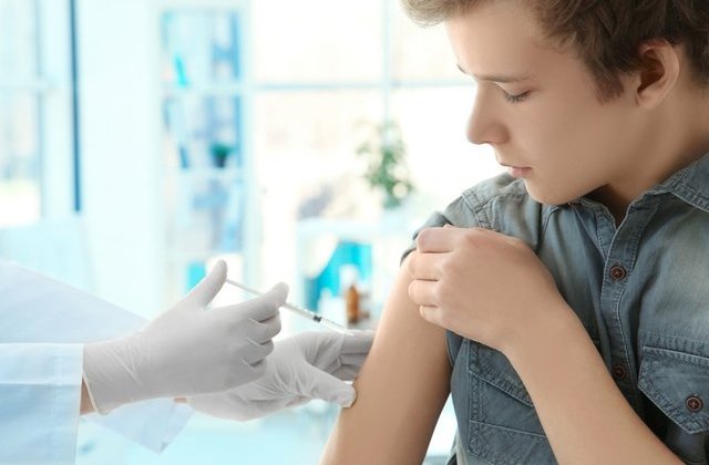 Marea Britanie introduce vaccinarea anti-HPV pentru baieti