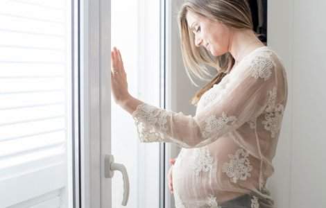 O femeie, obligata sa isi dea gemenii parintilor biologici, dupa ce a fost fertilizata cu embrionii altui cuplu