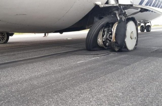 Incident pe aeroportul Otopeni: Explozie la anvelopele unui avion TAROM care efectua cursa Satu Mare - Bucuresti/FOTO
