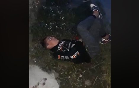 Baietel de 10 ani, trantit la pamant si lovit cu picioarele de alti copii, pe strada din Cugir/ VIDEO