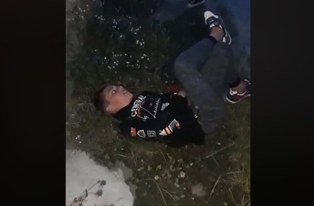 Baietel de 10 ani, trantit la pamant si lovit cu picioarele de alti copii, pe strada din Cugir/ VIDEO