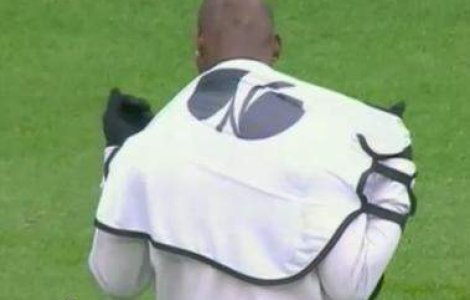  Video  Balotelli nu stie sa se imbrace singur