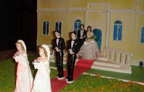 Mama lui Brad Pitt a trimis o scrisoare homofoba la un ziar