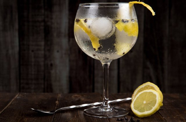 Indeparteaza matreata si curata tenul. 10+ utilizari practice pe care le are vodka