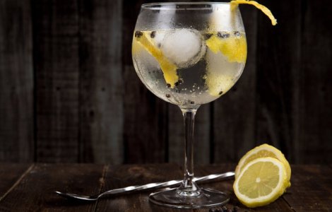  Top  Indeparteaza matreata si curata tenul. 10+ utilizari practice pe care le are vodka