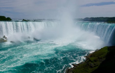 Un barbat a supravietuit dupa ce s-a aruncat in cascada Niagara