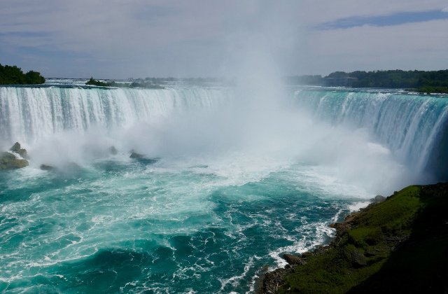 Un barbat a supravietuit dupa ce s-a aruncat in cascada Niagara