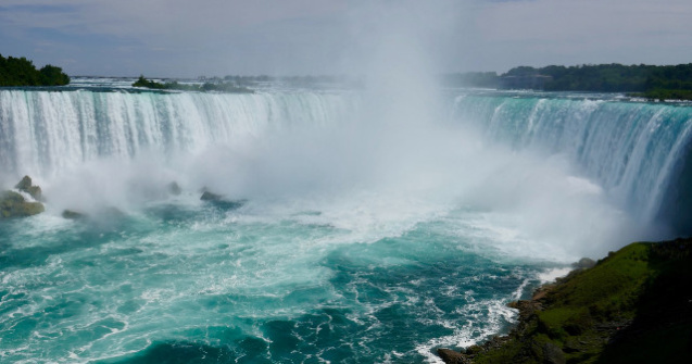 Un barbat a supravietuit dupa ce s-a aruncat in cascada Niagara
