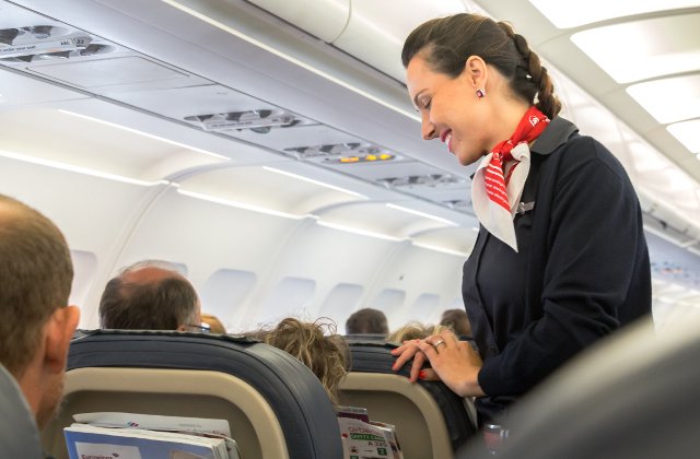 7 lucruri pe care sa nu i le spui niciodata unui insotitor de zbor