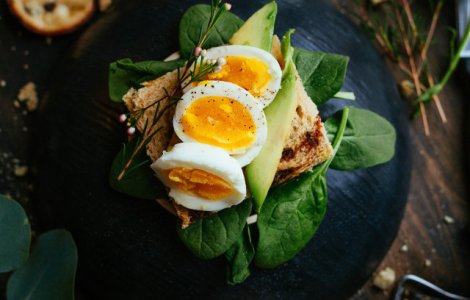 Nutritionist: Dintre toate alimentele, proportia de aminoacizi din oua e cea mai apropiata de nevoile nutritionale umane