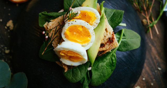 Nutritionist: Dintre toate alimentele, proportia de aminoacizi din oua e cea mai apropiata de nevoile nutritionale umane