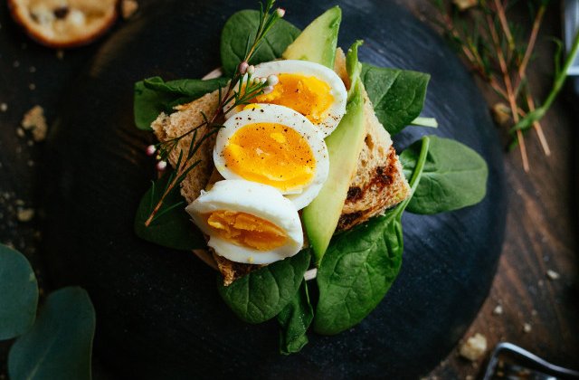 Nutritionist: Dintre toate alimentele, proportia de aminoacizi din oua e cea mai apropiata de nevoile nutritionale umane