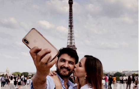  Top  In Franta, imbratisarea este considerata mai intima decat sarutul. 10+ reguli de eticheta ciudate din lume