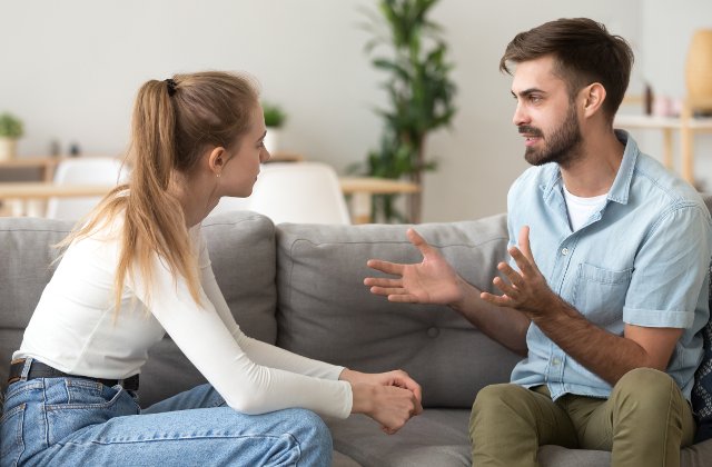 Prea multe complimente si prea multe scuze: 8 semne ca esti prea politicos