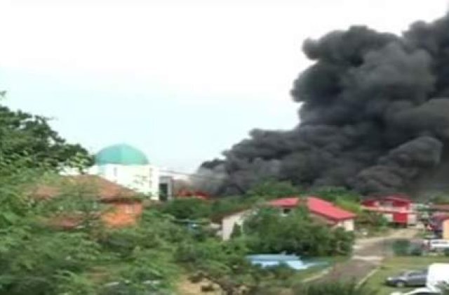 Incendiul de la depozitul din Voluntari, stins dupa opt ore