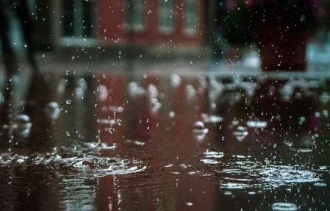 Cod galben de ploi torentiale si vijelii in 23 de judete, pana luni seara