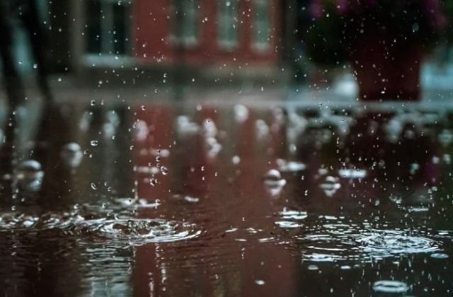 Cod galben de ploi torentiale si vijelii in 23 de judete, pana luni seara