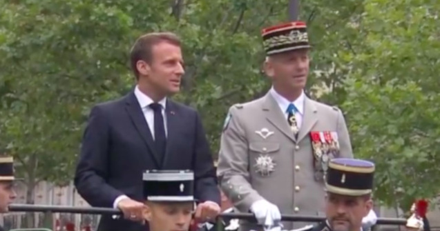 Macron, huiduit de cativa protestatari pe Champs-Elysees, inaintea paradei militare/ VIDEO