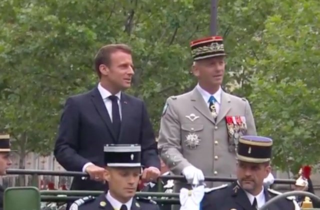 Macron, huiduit de cativa protestatari pe Champs-Elysees, inaintea paradei militare/ VIDEO