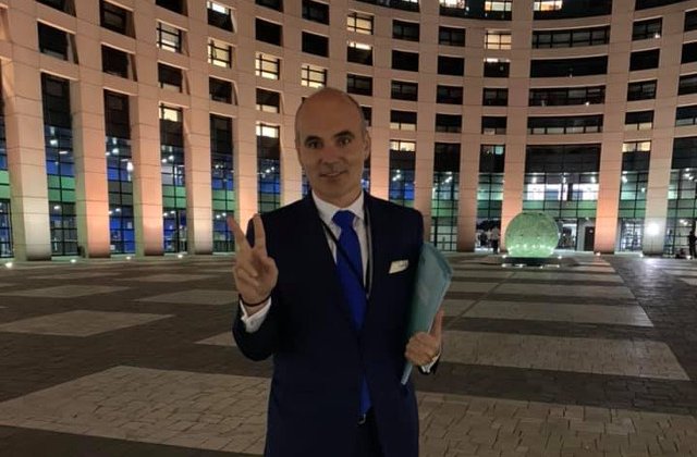 Rares Bogdan: Pe cine protejeaza Ministerul Agriculturii din Romania in scandalul iaurtului grecesc?Pare ca ii saboteaza pe producatorii romani