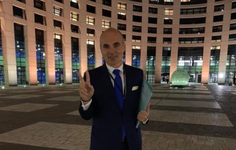 Rares Bogdan: Pe cine protejeaza Ministerul Agriculturii din Romania in scandalul iaurtului grecesc?Pare ca ii saboteaza pe producatorii romani