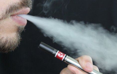 Studiu: Adeptii tigarilor electronice fumeaza mai putin, dar au o probabilitate mai ridicata de recidiva