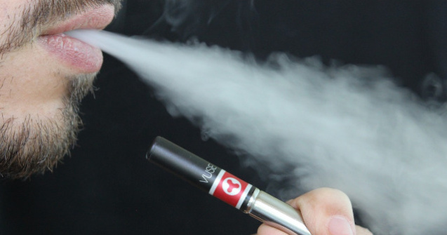 Studiu: Adeptii tigarilor electronice fumeaza mai putin, dar au o probabilitate mai ridicata de recidiva