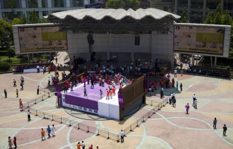 VIDEO: Cea mai mare oferta de cazare gratis din lume sarbatorita cu 'Marea topaiala'