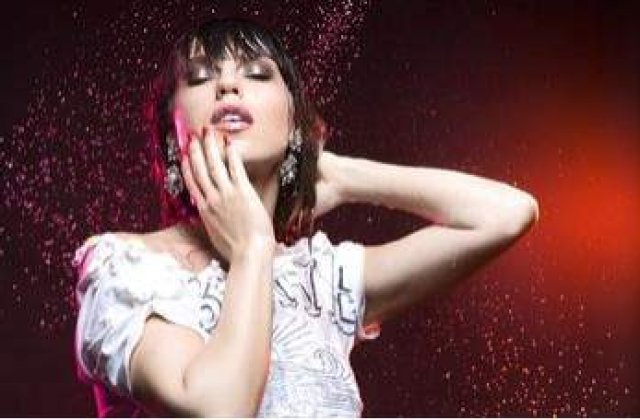 Corina isi trezeste fanii din somn