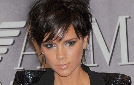 Victoria Beckham s-a dezbracat pentru Armani