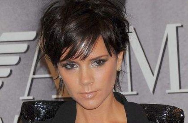 Victoria Beckham s-a dezbracat pentru Armani