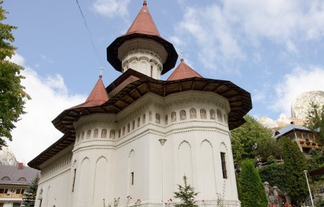 Guvernul va interveni, in regim de urgenta, pentru inlaturarea efectelor incendiului care a afectat Manastirea Ramet