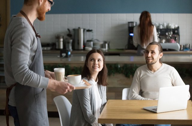 7 obiceiuri nepoliticoase si enervante la care sa renunti cand mergi intr-o cafenea