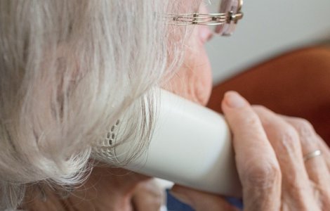 O femeie a murit dupa ce a facut infarct cand a fost sunata de o persoana care a vrut sa o insele prin metoda "accidentul"