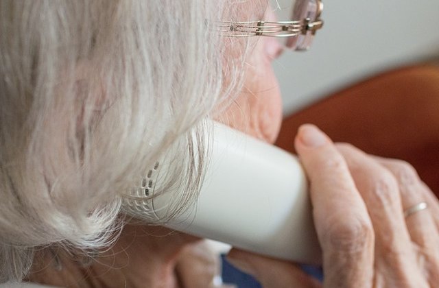 O femeie a murit dupa ce a facut infarct cand a fost sunata de o persoana care a vrut sa o insele prin metoda "accidentul"