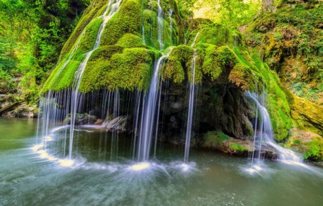 Cascada Bigar, in topul celor mai frumoase din lume, tot mai cautata pe timpul verii