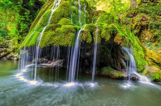 Cascada Bigar, in topul celor mai frumoase din lume, tot mai cautata pe timpul verii