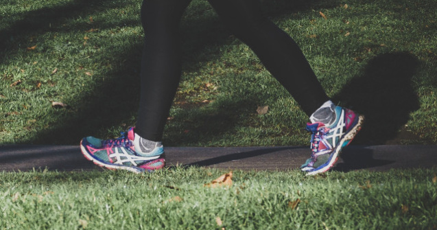 Studiu: Parcurgerea a 8.900 de pasi zilnic ar putea proteja impotriva maladiei Alzheimer