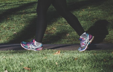 Studiu: Parcurgerea a 8.900 de pasi zilnic ar putea proteja impotriva maladiei Alzheimer